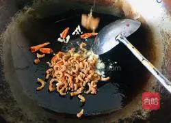 Illustration of how to make Cantonese preserved vegetables and fried dried sea rice 3