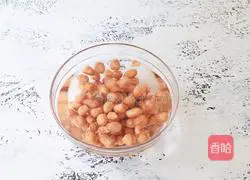 Illustration of how to make peanut chicken feet soup 2