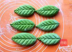 Illustration of how to make green leaf bean paste buns 13