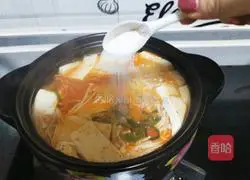 Illustration of how to make spicy cabbage, tofu and kelp soup 8