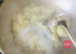 Illustration of how to make chicken vermicelli wontons 6