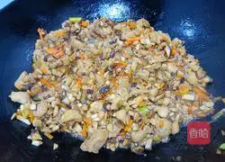 Illustration of how to make shumai with diced mushrooms and chicken 3