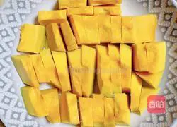 Illustration of how to make steamed pumpkin with rice wine and lilies 3