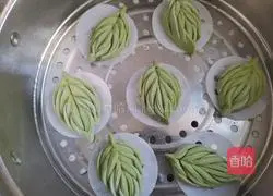 Illustration of how to make spinach and willow leaf steamed buns 12