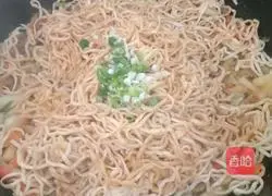 Illustration of how to cook noodles in iron pot 12