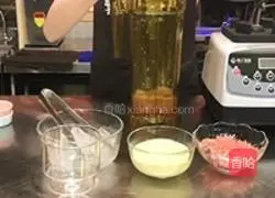 Illustration of how to make salted egg yolk milk tea 2