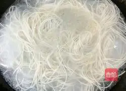 Carrot shredded pork noodles Practice illustration 6