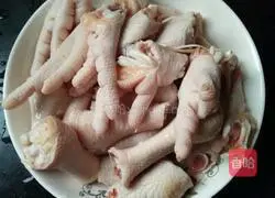 Illustration of homemade pickled pepper chicken feet 1