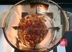 Illustration of how to make peach gum, red dates and lily soup 8