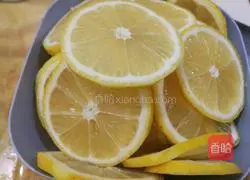 Illustration of how to make lemon slices 3