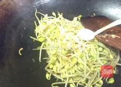 Illustration of how to stir-fry soybean sprouts 7