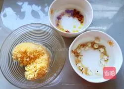 Illustration of how to make red dates, lilies, lotus seeds, peach gum, saponins, rice and white fungus soup 1