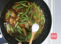 Illustration of how to make pork belly, beans and potato braised noodles 8