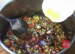 Sichuan - Illustration of how to make shredded pepper and chicken 15