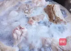 Corn, lotus root and peanut tube bone soup recipe 3