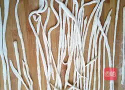 Illustration of how to make sauerkraut and shredded pork noodles 7
