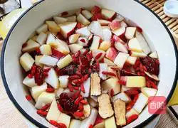 Illustration of how to use cool snow pear paste to stimulate breast milk 4