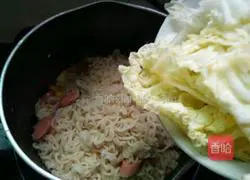 Illustration of how to make spicy fried noodles with ham sausage 9