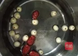 Illustration of how to make papaya and white fungus syrup 5