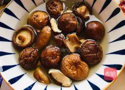 Illustration of how to make noodles with mushroom and beef sauce 2