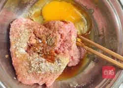 Illustration of how to make carrot, onion, mushroom and beef xiaolongbao 5