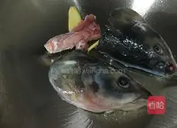 Illustration of how to make fish head and tofu soup 4