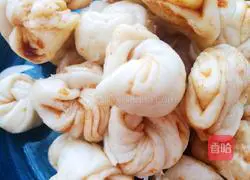 Illustration of how to make sauce-flavored flower rolls 14