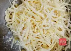 Illustration of making homemade potato shredded cake 2