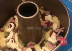 Illustration of how to make bacon, chive and shredded buns 11