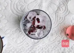Illustration of how to make mulberry and cranberry ice drink 4
