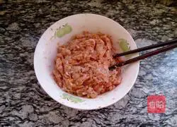 Illustration of how to make fried dumpling wrappers 1