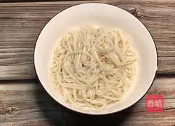 Illustration of how to make cold shredded chicken noodles 16