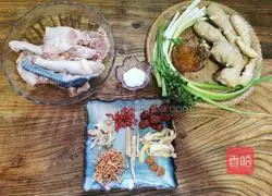 Illustration of how to make ginseng, cordyceps, longan, red dates and chicken soup 1
