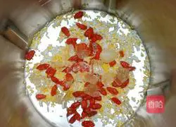 Illustration of how to make apple and white fungus double rice paste 6