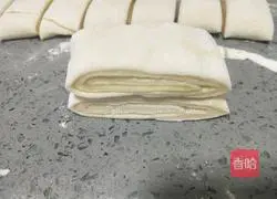 Illustration of how to make silver silk flower rolls 15