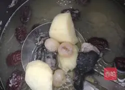 Black-bone chicken and longan Illustration of how to make red date soup 5