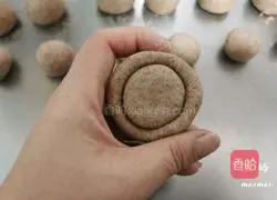 Illustration of how to make black whole wheat wowotou 8
