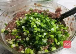 Illustration of how to make fresh meat ingot wontons 9