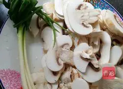 Mushroom and crucian carp soup Practice illustration 3