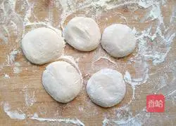 Illustration of how to make steamed buns with vegetarian fillings 4