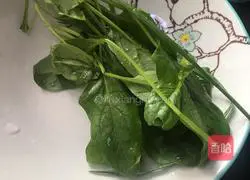 Illustration of how to make chicken liver, spinach and egg noodles 1