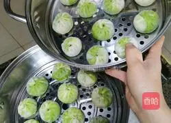 Illustration of how to make two-color mushroom and fresh meat buns 11