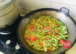 Illustration of how to make steamed noodles with lean meat and plum beans 13