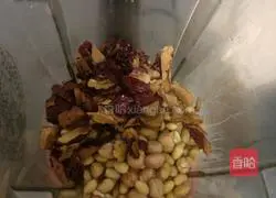 Illustration of how to make red dates and peanut soy milk 5