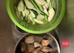 Clam and Luffa Soup (Summer Cantonese Soup) Recipe Illustration 1