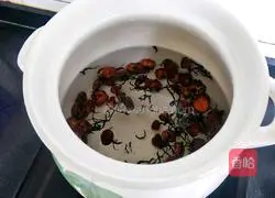 Illustration of how to make hawthorn green tea drink 2