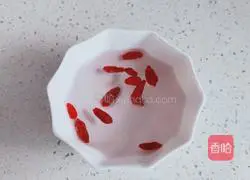 Illustration of how to make apple, longan and wolfberry soup 4