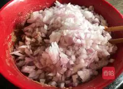 Illustration of how to make onion and pork buns 9