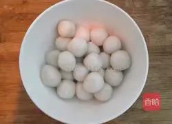 Illustration of how to make wolfberry fermented meatball soup 11