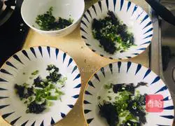 Illustration of how to make chicken soup wontons 5